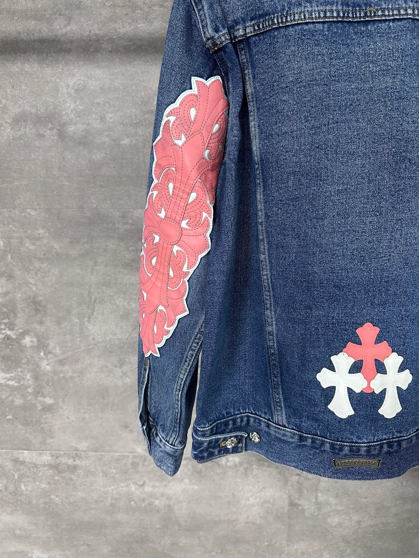 P720 💰 CHrome Hearte cross patchwork leather denim jacket size: S M L Design details: the visual fantasy of Gothic symbols, the multi-dimensional expression of the cross totem: the red and white contrasting cross patches are staggered on the chest and back, making the brand more recognizable; the hollow cross pattern leather splicing on the sleeves combines the mystery of religious symbols with the punk-style deconstructed design. Every detail tells the dark aesthetics of Crowe's heart. Retro distressing with denim texture: Selected denim fabrics are treated with distressing techniques to show natural fading and texture, which not only retains the retro accent of denim items, but also adds a casual sense to the overall look. The ingenuity of hardware and tailoring: The metal buttons and hardware all have Croxin's iconic pattern, which shines exquisitely under the refraction of light; the neat tailoring of the classic denim jacket is suitable for a variety of wearing scenarios, and can create a strong personal style whether it is layered or worn alone. Croxin's denim jacket is not only a piece of clothing, but also a style badge that highlights unique aesthetics and rebellious attitude. For those who pursue individuality, they can leave their own hardcore mark in the fashion field.